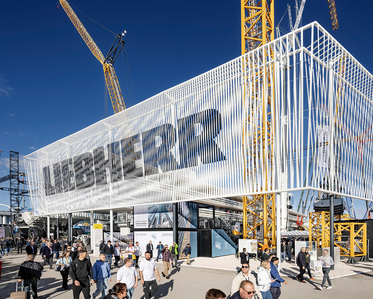 Messebauer Display International in München auf der Bauma verantwortlich für den mehrgeschossigen Pavillon von Liebherr