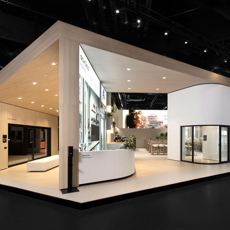 Kubische Architektur und offene Gestaltung im Schüco Messestand – durchdachtes Messedesign für maximale Sichtbarkeit und Besucherführung.