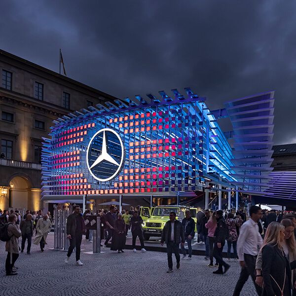 Komplexer Messebau für Mercedes-Benz auf der IAA Mobility in München – Display International realisierte einen beeindruckenden Outdoor-Messestand mit technischer Präzision und Designstärke.