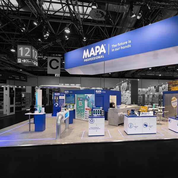 Individuell geplanter Messestand mit klarer Architektur, integrierten Medienelementen und hochwertiger Markeninszenierung von Display International.