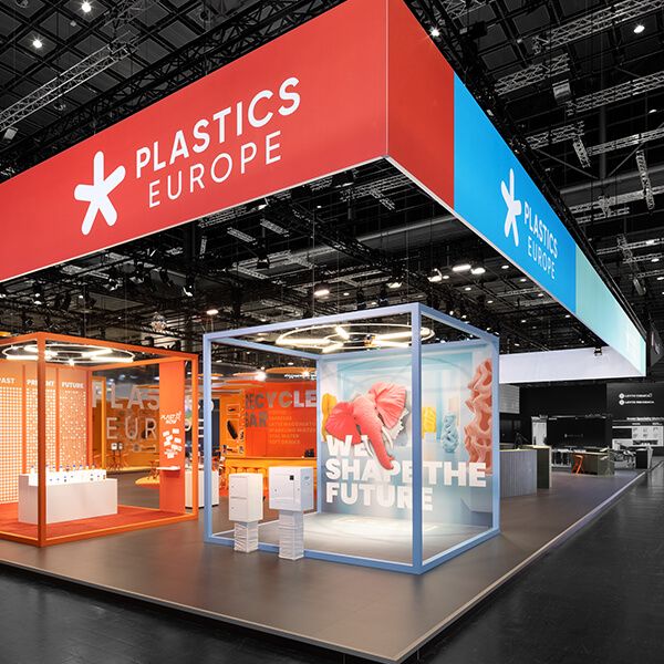 Nachhaltiger Messebau für Plastics Europe auf der K in Düsseldorf – modernes Messedesign mit Fokus auf Kreislaufwirtschaft und Innovation.