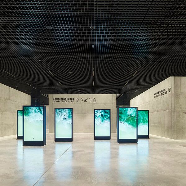 Moderne Ausstellungsarchitektur im Geberit Campus Pfullendorf mit klaren Linien und integrierter Produktpräsentation.