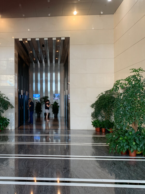 Innenausbau Foyer Bürogebäude in China von Display International