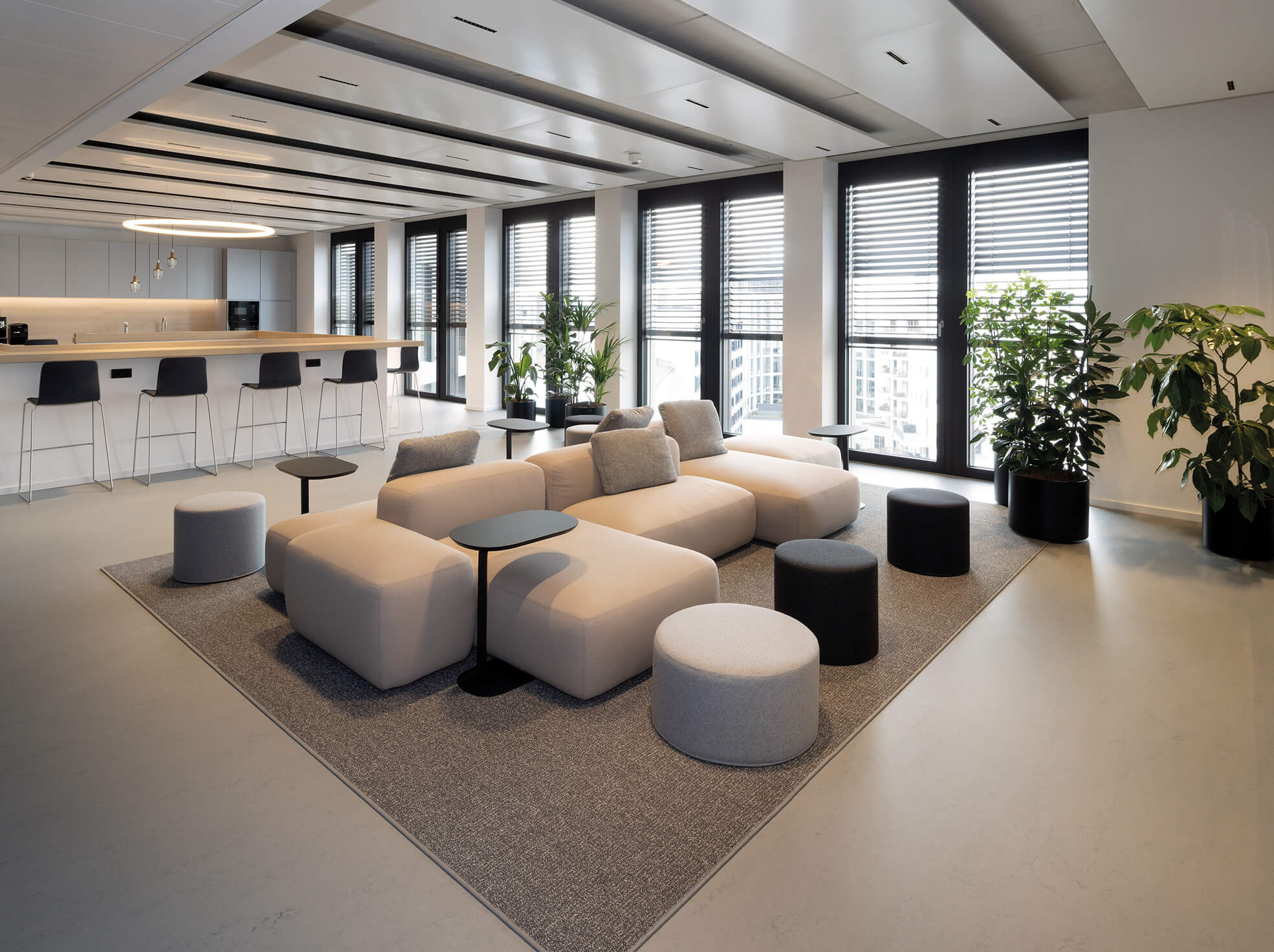 Moderner Büroausbau realisiert von Display International als Generalunternehmer.