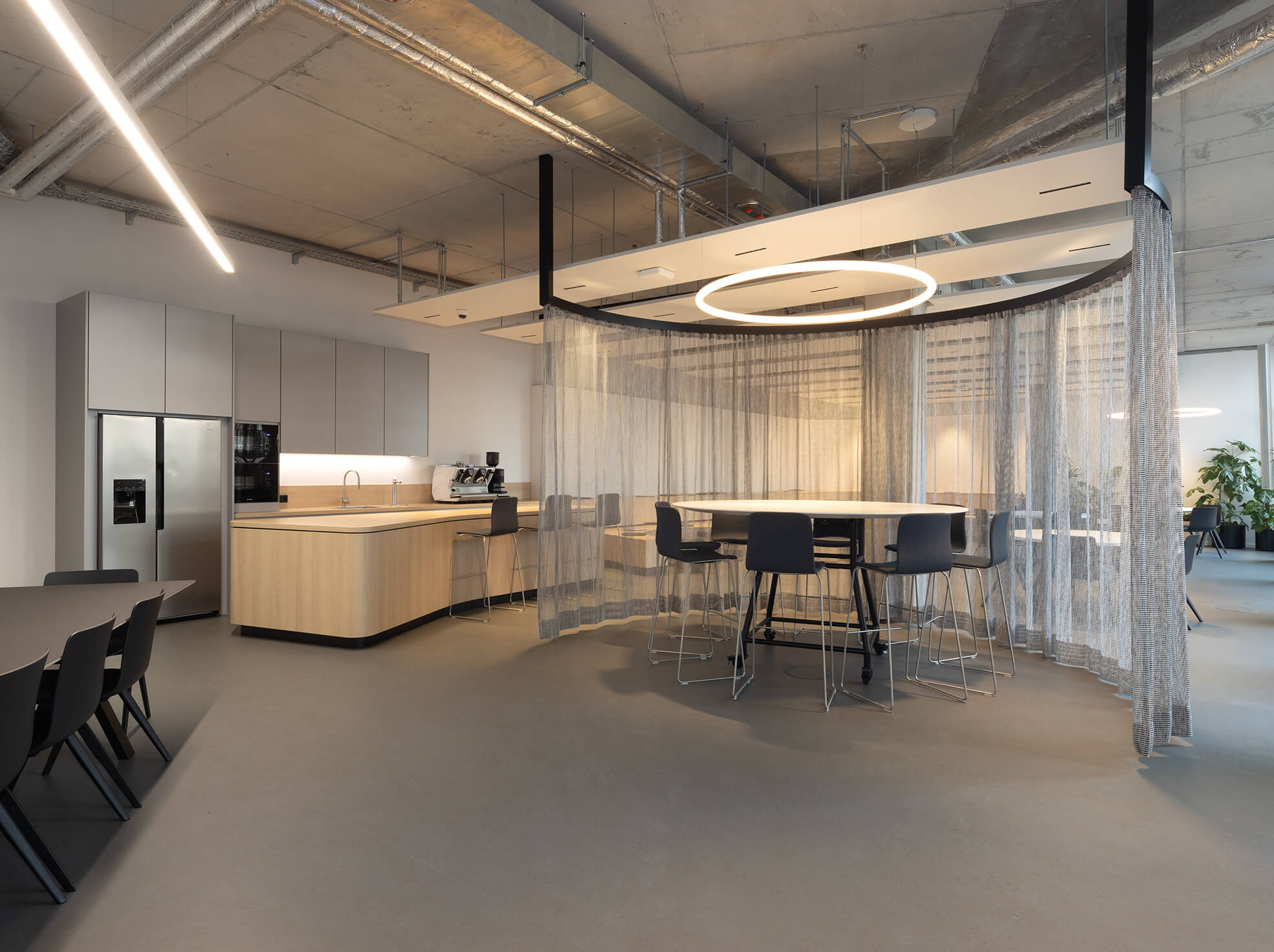 Modern office lounges for employees realised by general contractor Display International.