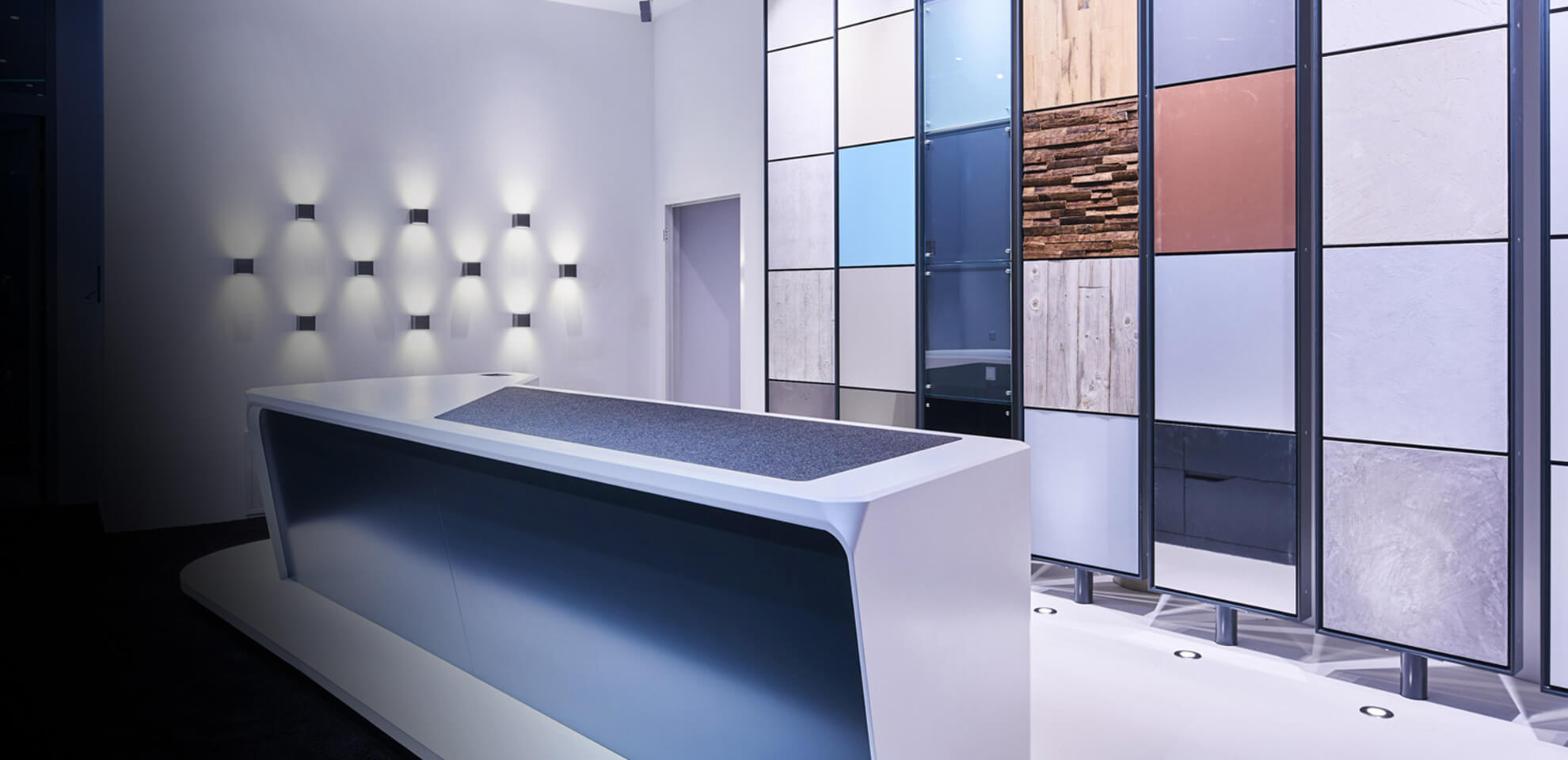Stilsicher und passend zu Ihrem Corporate Design entwickelt Innenausbau-Firma Display International individuelle Showrooms.