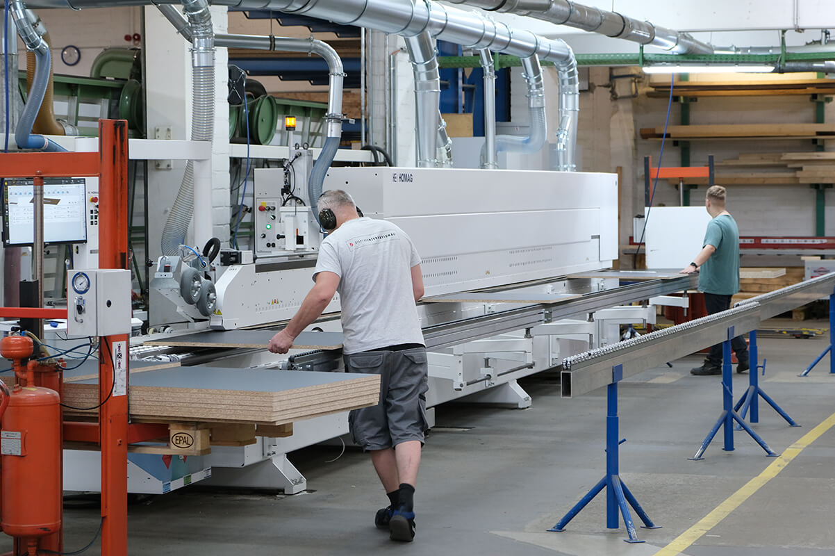 Stand builder DISPLAY INTERNATIONAL invests in new machines for more performance.