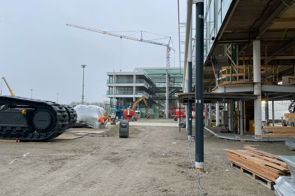 Baufortschritt des Liebherr-Messestands für die BAUMA 2025 in München, realisiert von DISPLAY INTERNATIONAL.