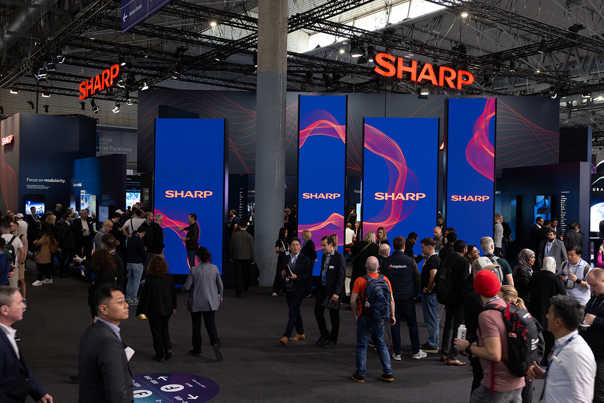 Großformatige Displays perfekt integriert in einen High-End Messestand – umgesetzt im Messebau von Display International.