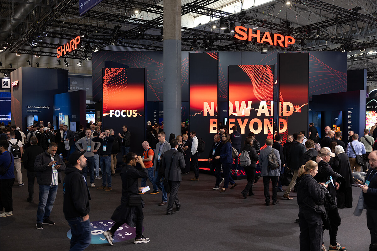 Präzise technische Umsetzung komplexer AV-Installationen im Messebau durch den Messebauer Display International.