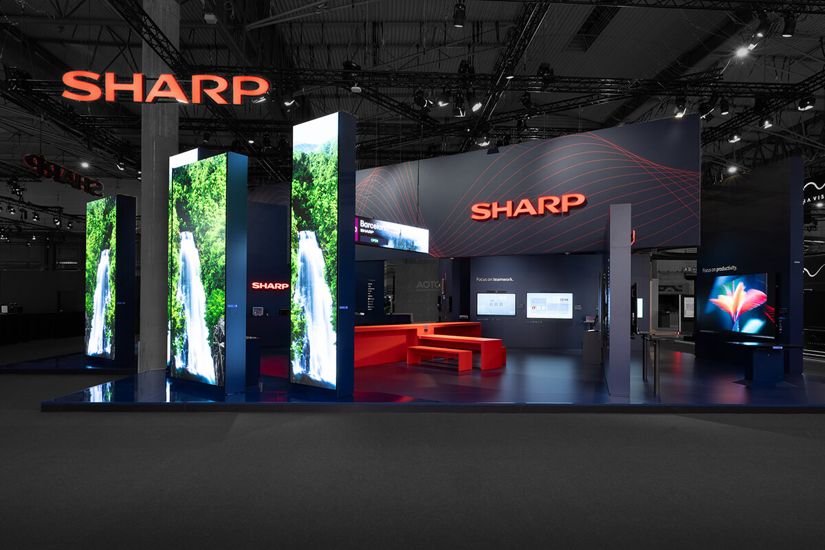 Markeninszenierung mit Fokus auf Technologie und Design – Messebau von Messebauer Display International.