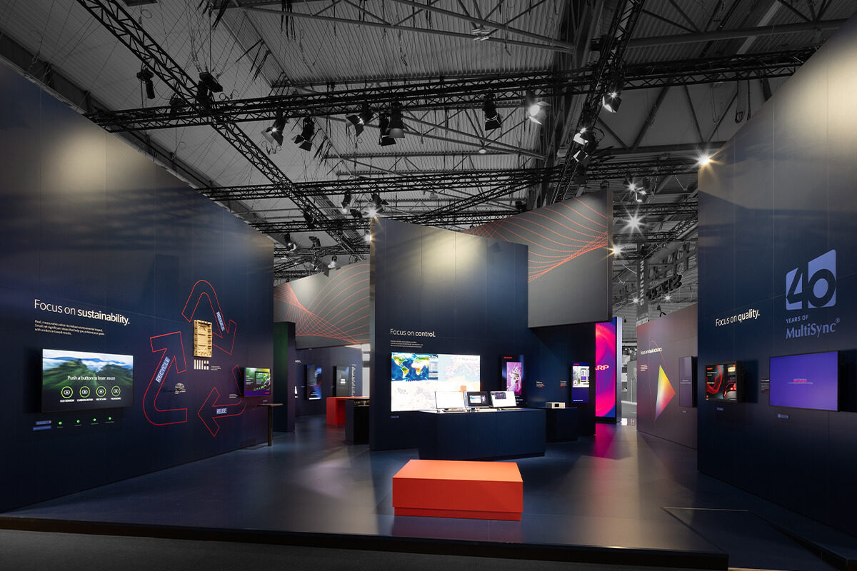 Minimalistische Raumarchitektur trifft auf innovative Displaytechnik im Messebau von Display International.