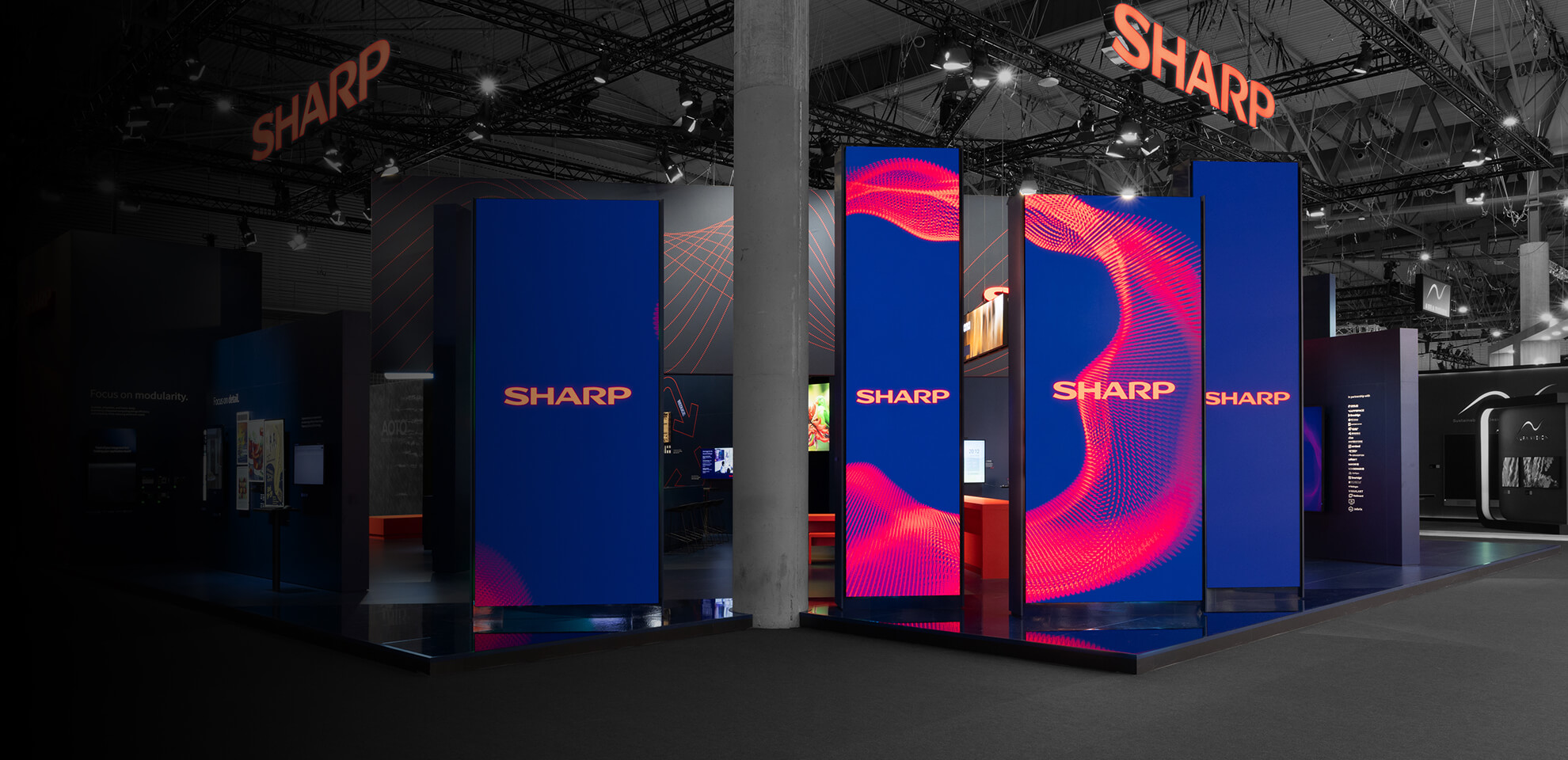 Offene Standgestaltung im Messebau mit klaren Sichtachsen und hochwertiger Umsetzung durch Messebauer Display International.