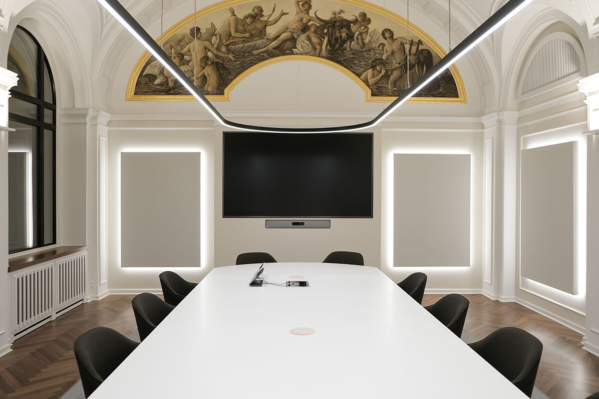 Modern working environment: Display International realizes conference rooms, offices and foyers.