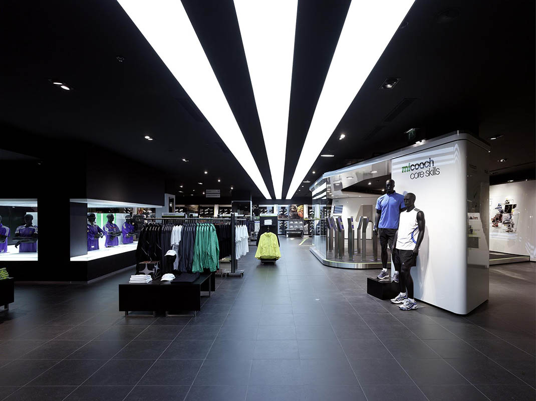 Interior finishing: Brand Center for in Paris - DISPLAY INTERNATIONAL