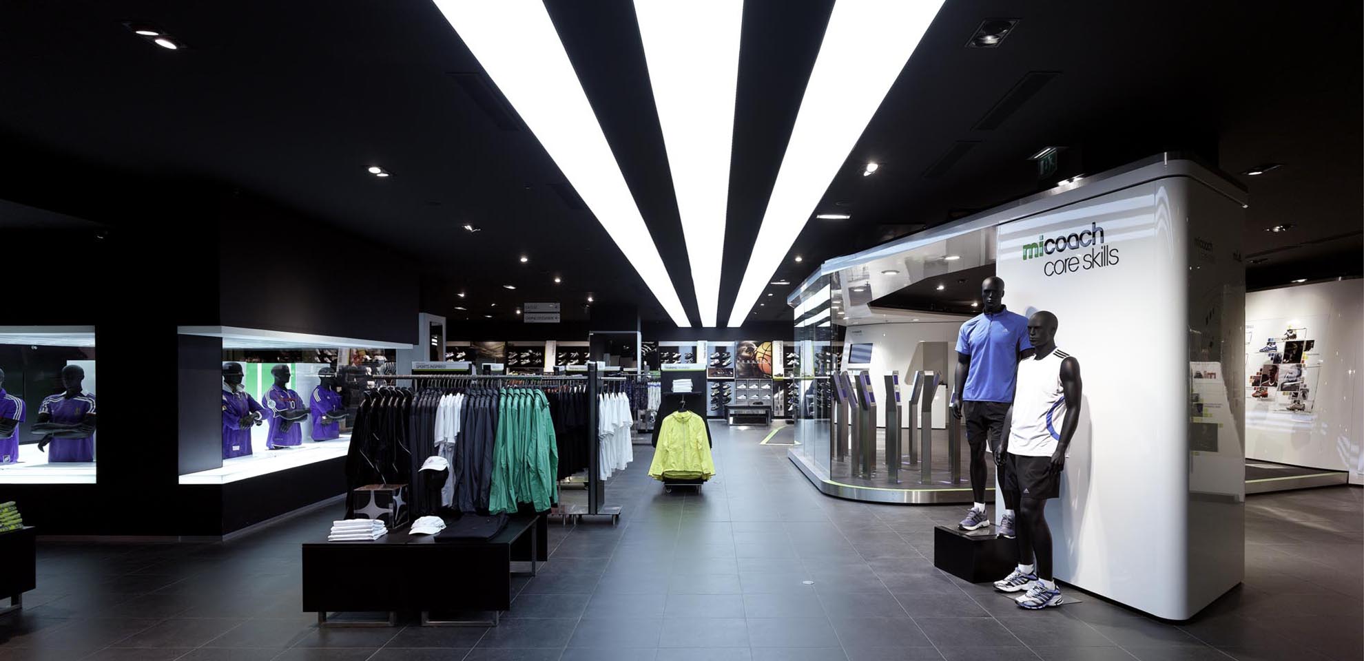Schilderen Sporten Nominaal Interior finishing: Brand Center for Adidas in Paris - DISPLAY INTERNATIONAL