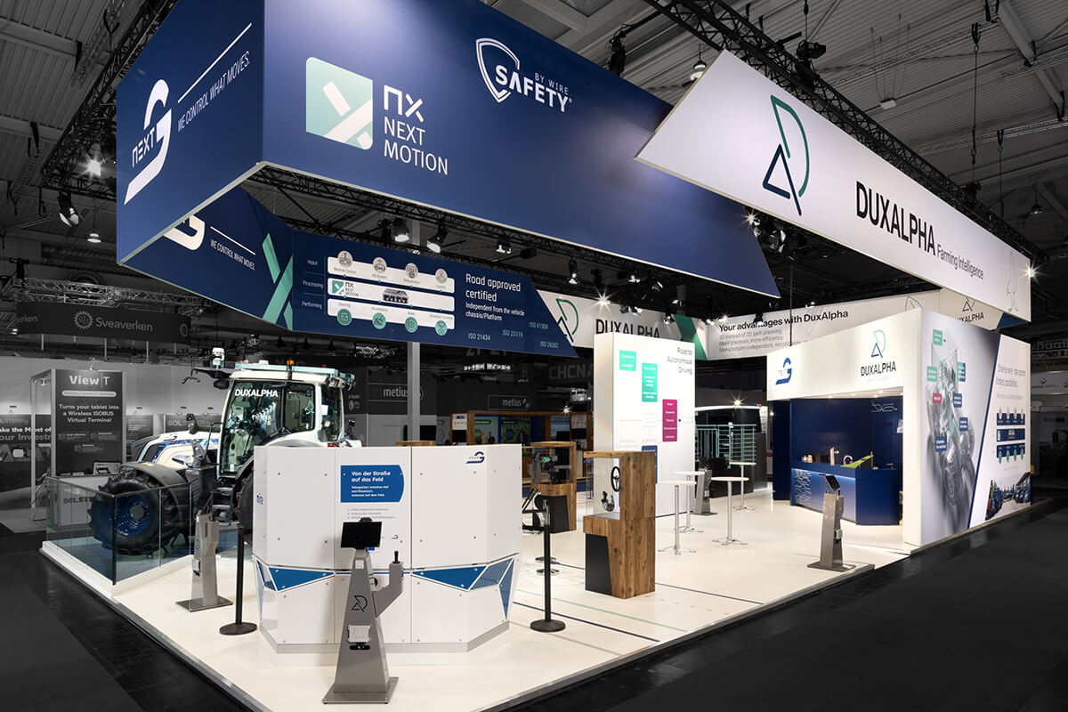 Perfectly integrated media technology – digital screens as part of a holistic trade show stand concept.