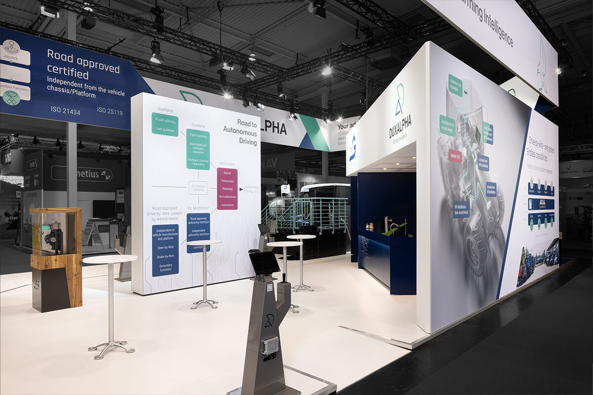Trade show design that connects people – open booth concepts for dialogue and direct technology transfer.