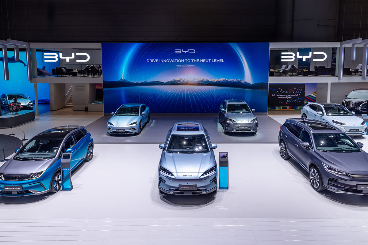 Moderner Messeauftritt für BYD auf dem Genfer Autosalon mit einem Messestand realisiert von Display International.