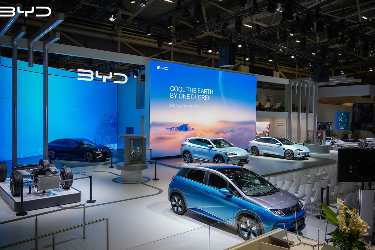 Der renommierte chinesische Automobilhersteller BYD präsentiert sich mit tollem Messestand gebaut von Display International auf der IAA Mobility.