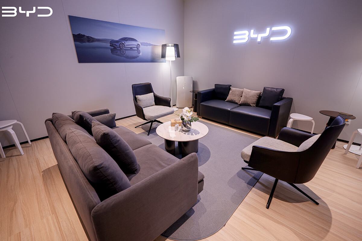 Der moderne Messestand von BYD auf der IAA mobility bietet viele Lounges für Kundengespräche