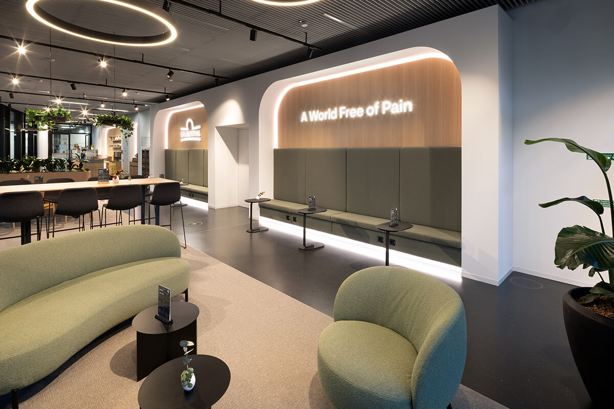 New Work interior architecture with café, meeting and co-working areas, fully planned and delivered by Display International.