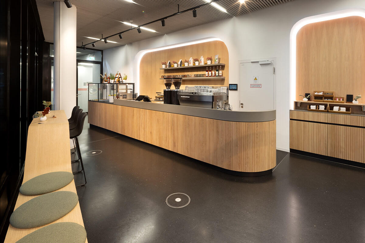 Modern corporate interior with clear lighting, open spaces and premium materials – delivered by Display International as general contractor.