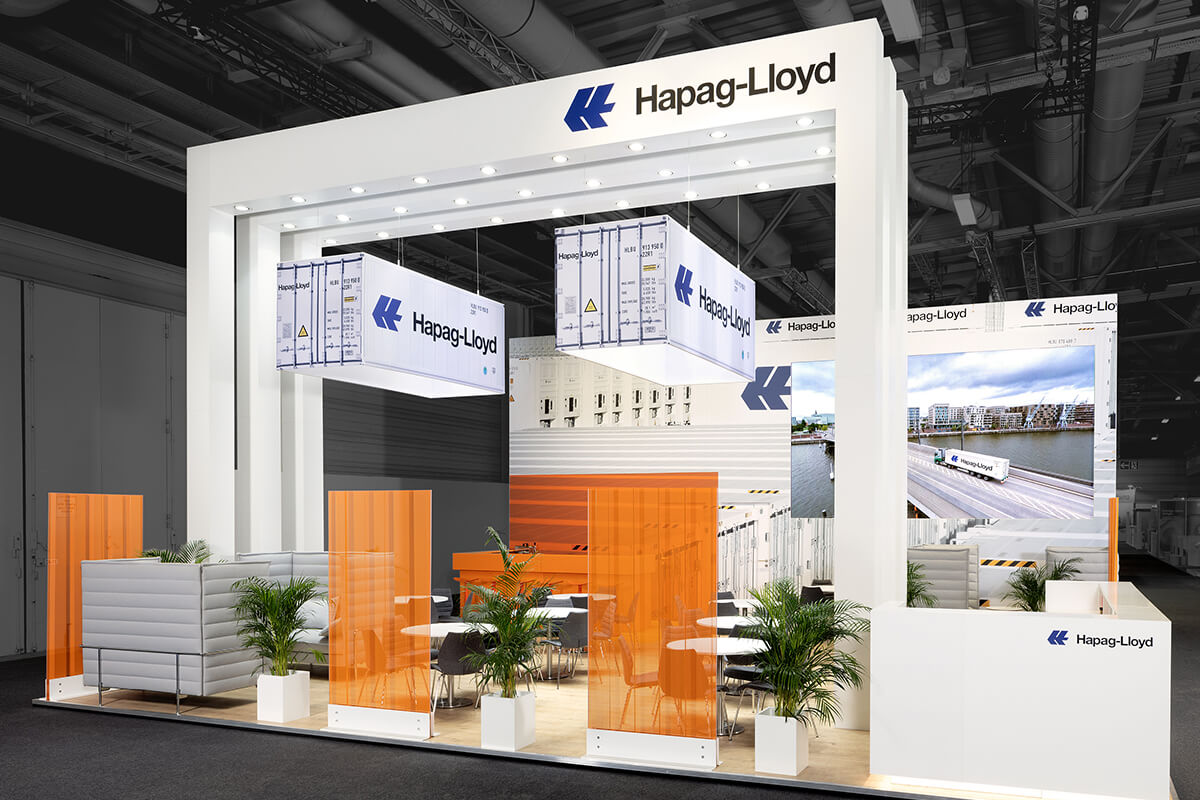 Exhibition stand design and construction in Berlin: Hapag-Lloyd impresses visitors with a modern exhibition stand.