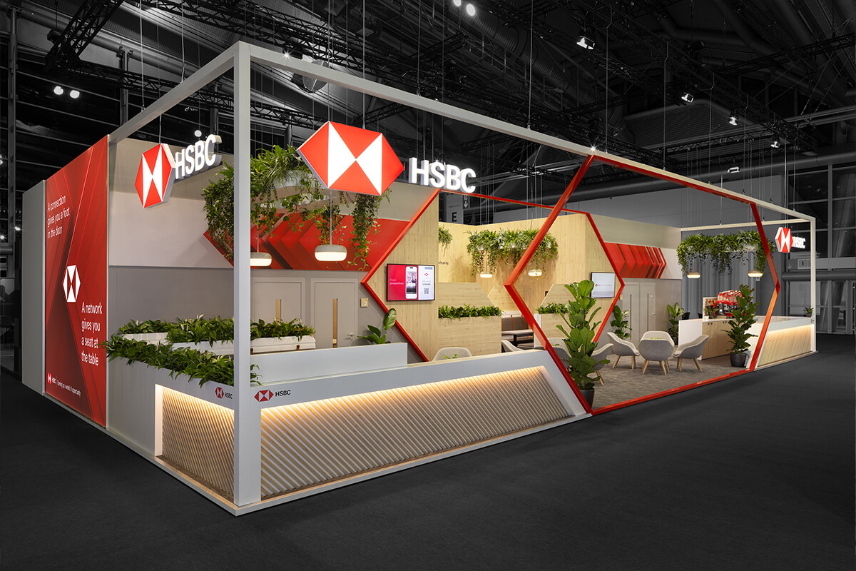 Hochwertige Lounge-Bereiche, maßgefertigte Meetingräume und natürliche Materialien prägten das Messedesign von HSBC auf der Sibos in Frankfurt.
