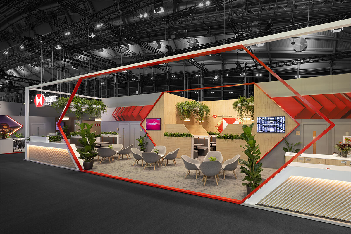 Display International setzte die Vision von 2LK perfekt um – ein Messestand, der Professionalität, Ruhe und Markenidentität ausstrahlt.