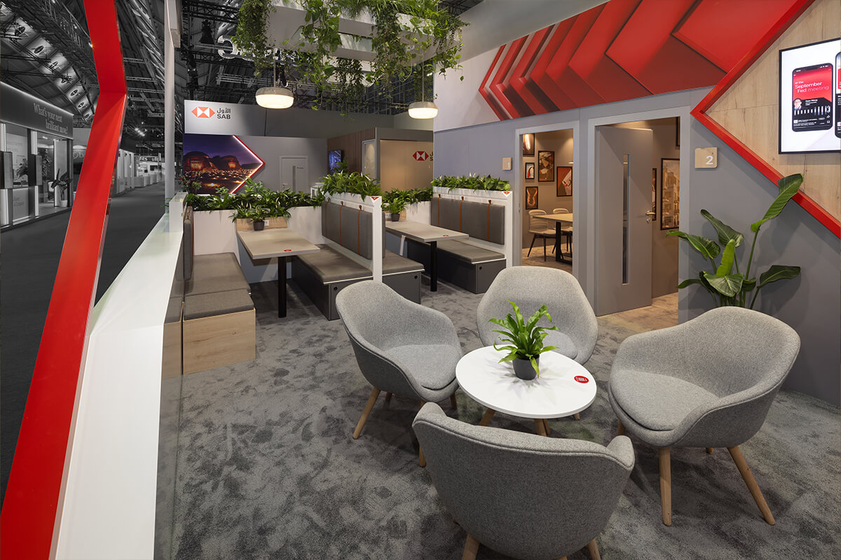 Eine eindrucksvolle Deckeninstallation mit Echtpflanzen verlieh dem HSBC-Messestand eine natürliche, einladende Atmosphäre.