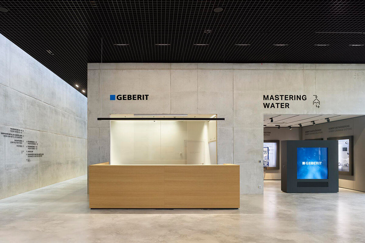 Hochwertiger Showroom für Geberit mit architektonisch integrierten Produktwelten und klarer Besucherführung.