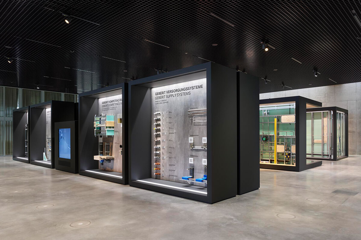 Moderne Sanitär-Ausstellung im Geberit Campus Pfullendorf, umgesetzt von Display International.