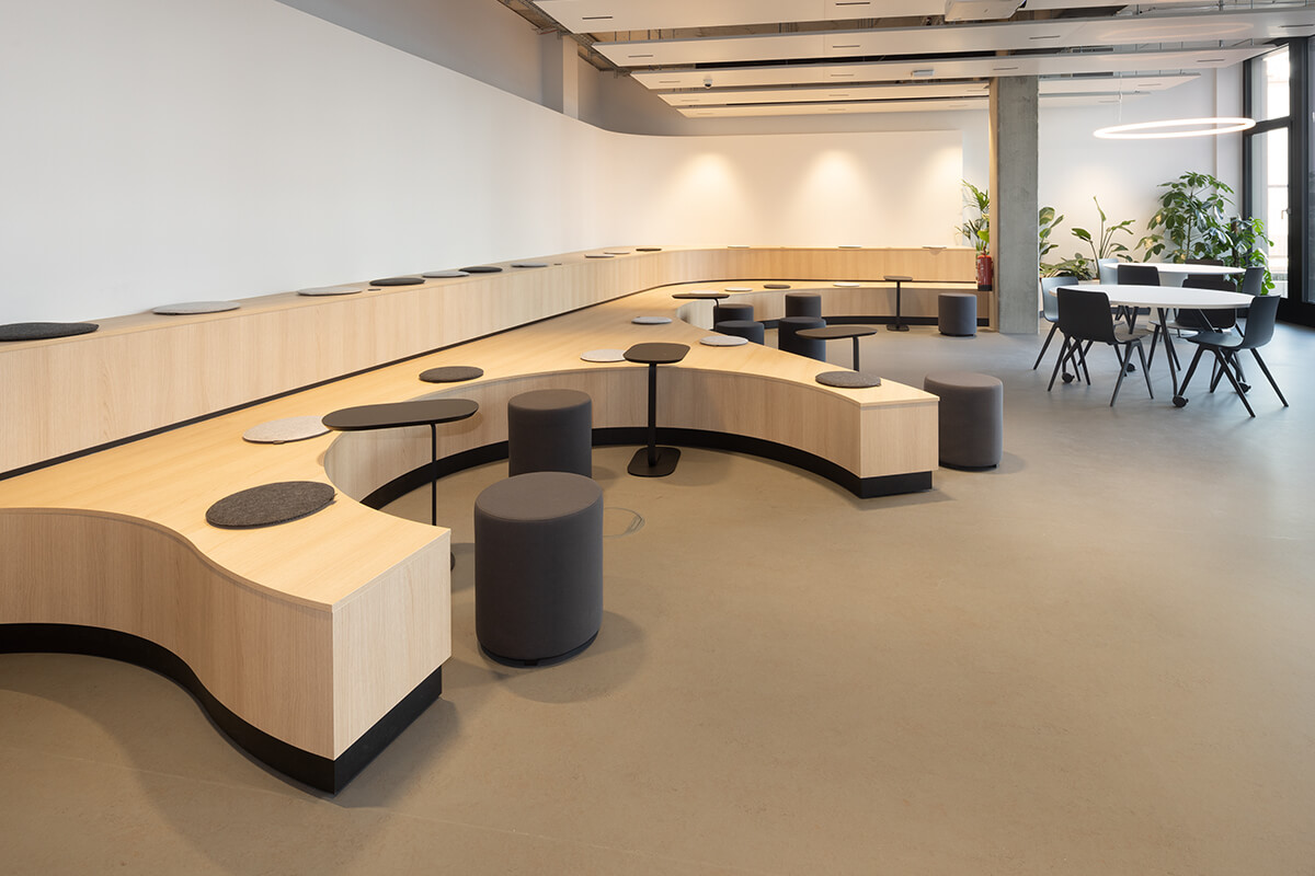 Moderne und flexible Arbeitsplätze in einem offenen Raum vom Generalunternehmer Display International geschaffen