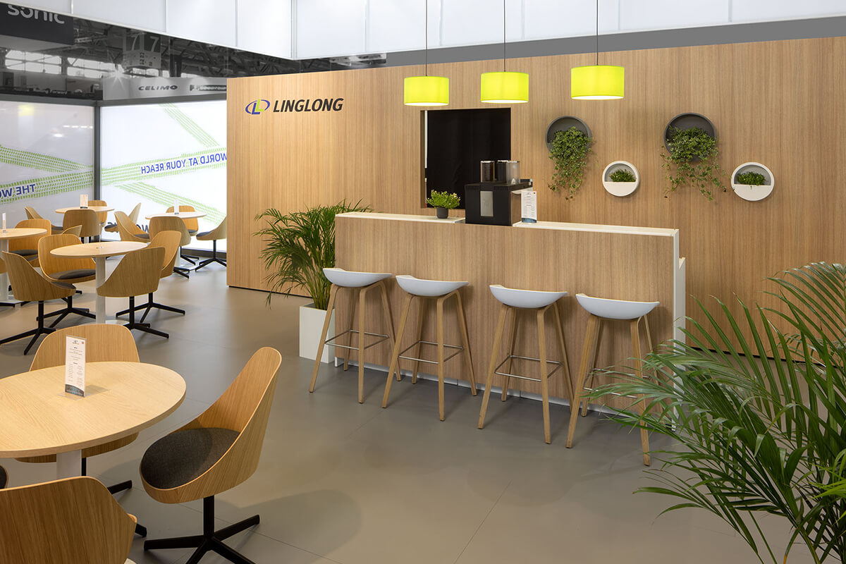 Exhibition stand construction in Cologne: An exhibition stand with break rooms and meeting rooms.