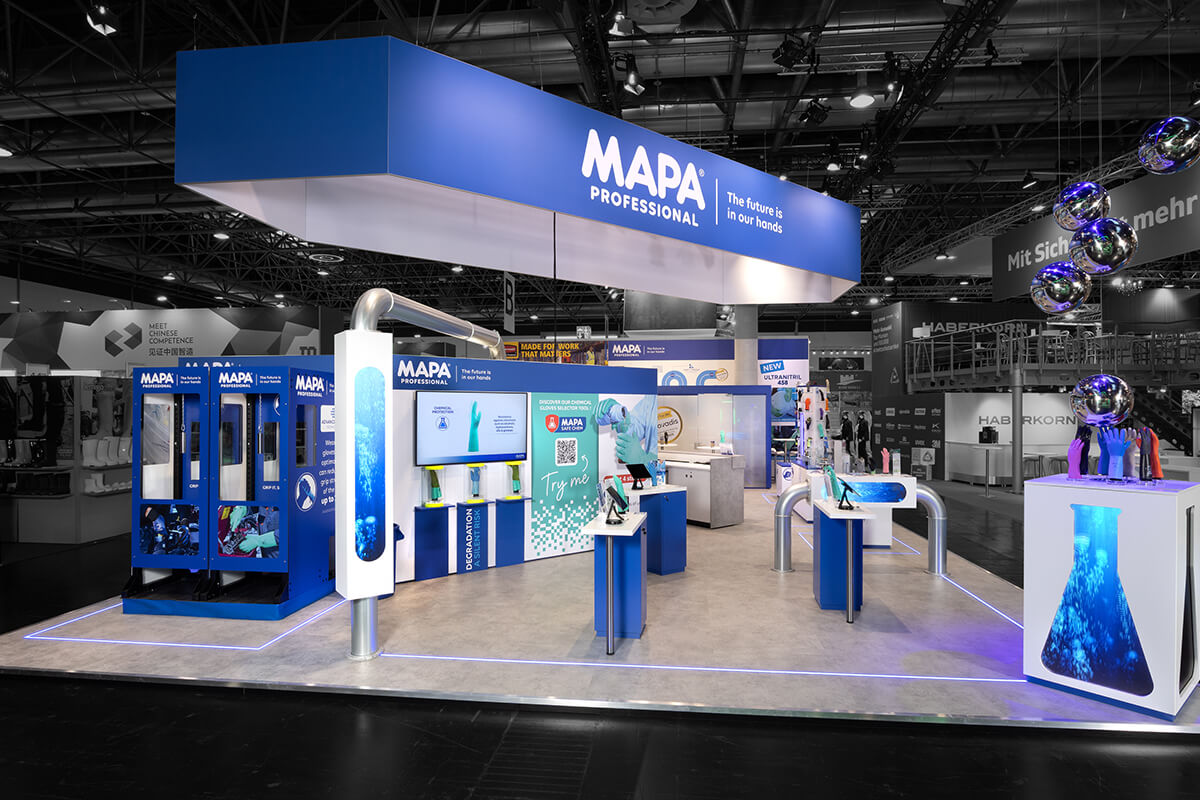 Offene Messestand-Konstruktion von Display International mit transparenter Gestaltung und intuitiver Raumaufteilung.