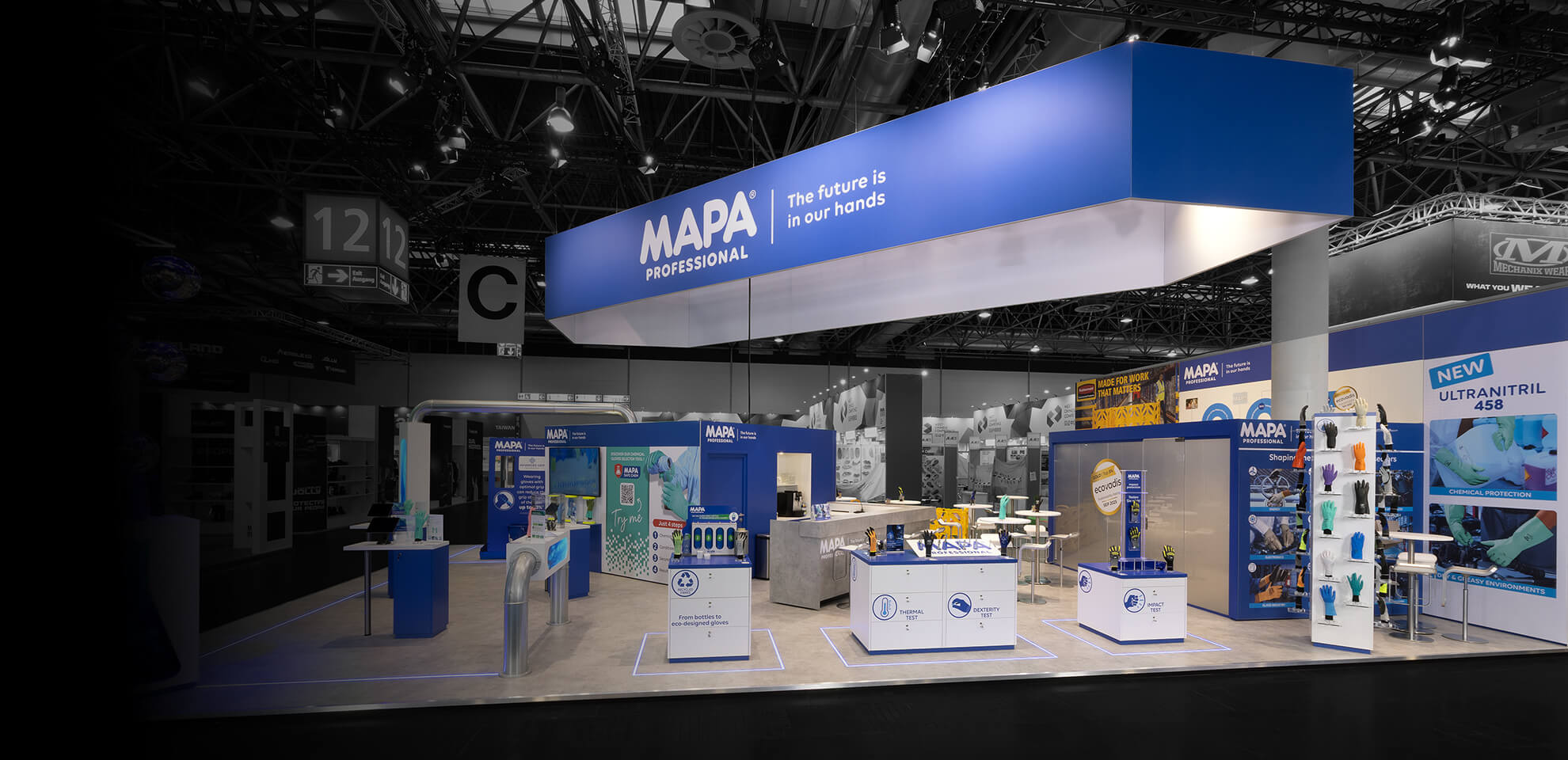 Moderne Standarchitektur mit durchdachter Besucherführung, LED-Integration und präzise gestalteten Präsentationsflächen.