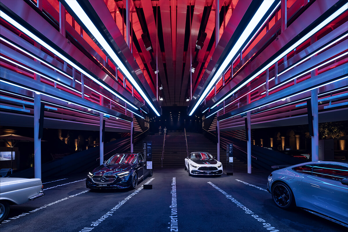 Der von Display International gebaute Outdoor-Messestand auf der IAA Mobility zeigte, wie moderner Messebau Markenarchitektur erlebbar macht.