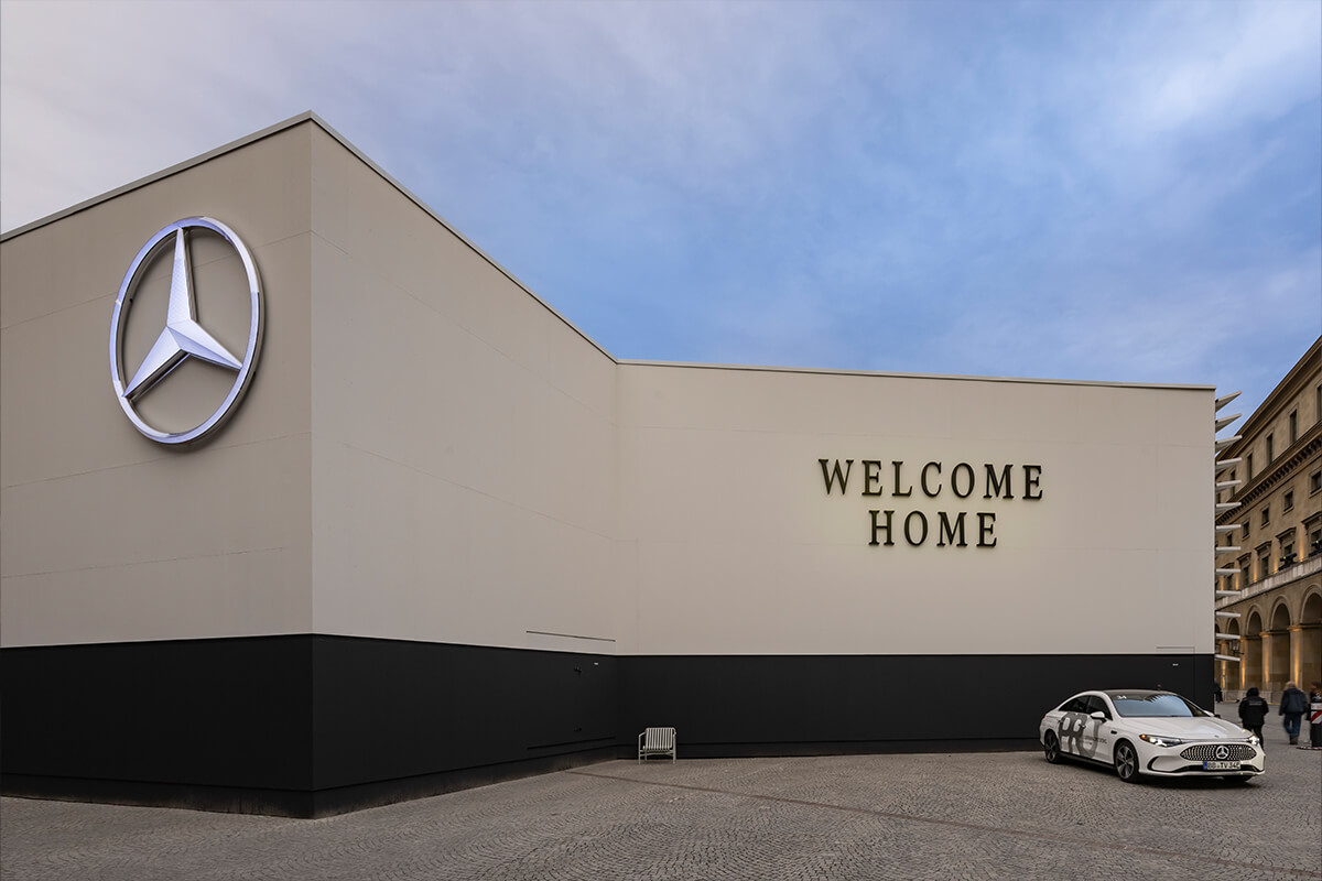 Display International bewies auf der IAA Mobility mit dem Mercedes-Benz Outdoor-Messestand Kompetenz im komplexen und großflächigen Messebau.