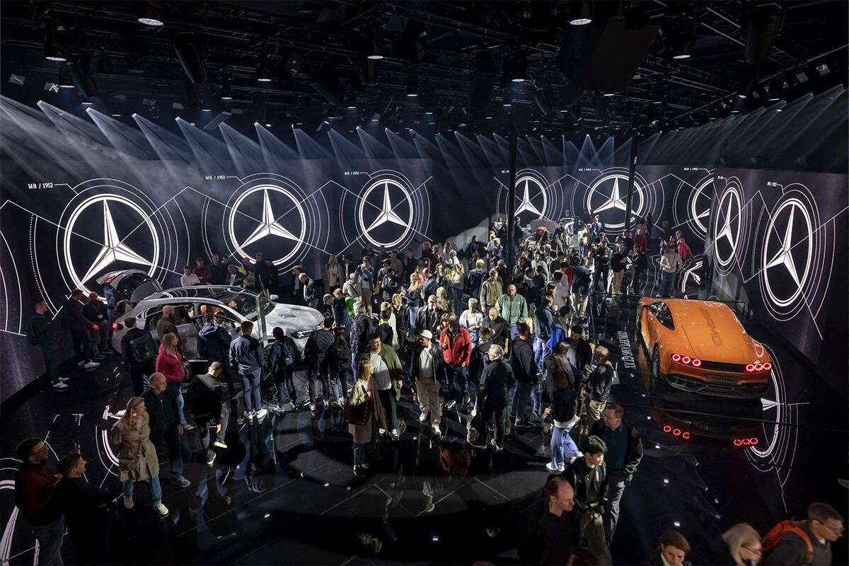 Komplexer Messebau für Mercedes-Benz auf der IAA MOBILITY 2025 in München – Display International realisierte einen zweistöckigen Outdoor-Messestand voller Innovation und Präzision.