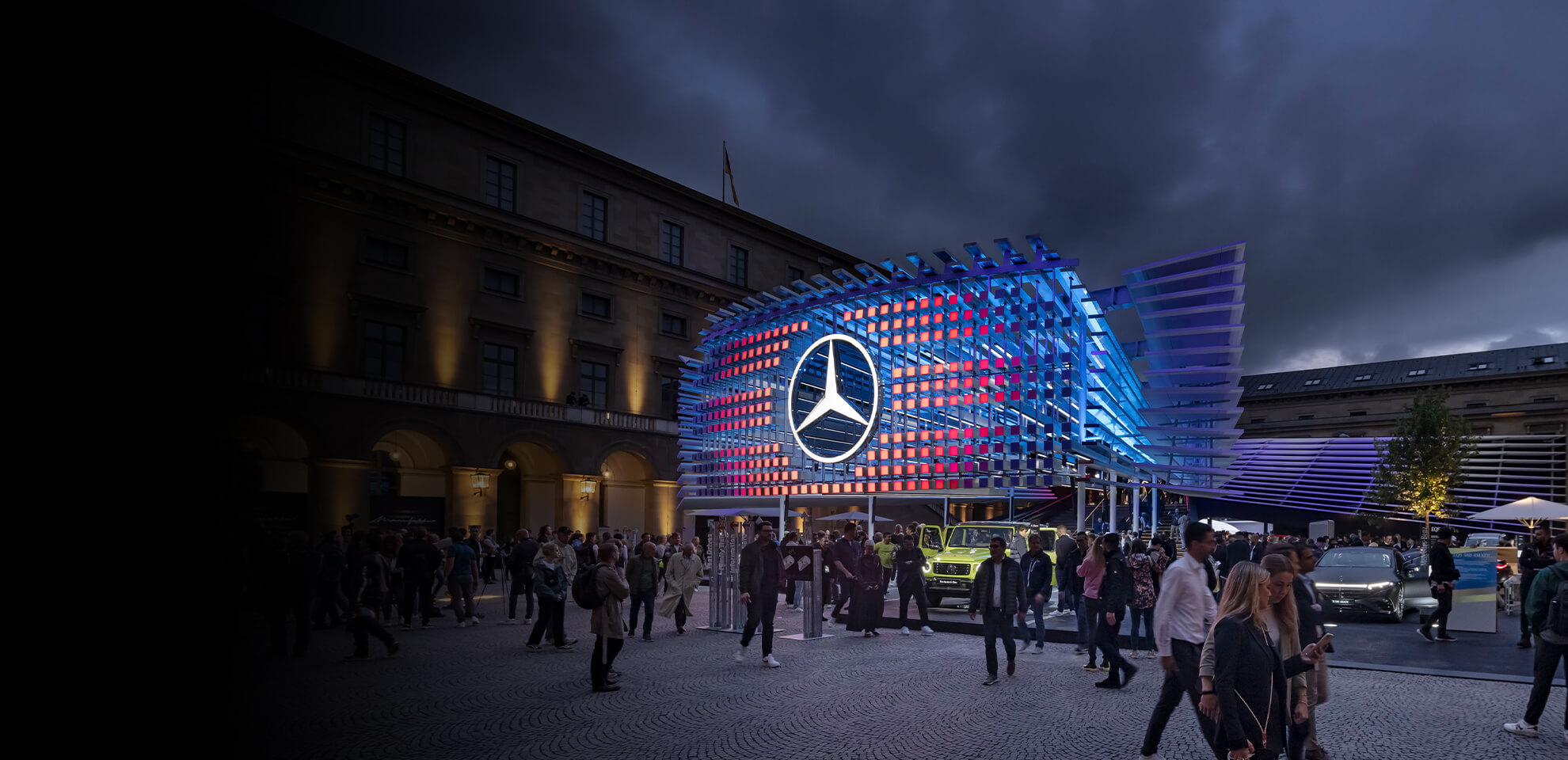 Der Outdoor-Messestand von Mercedes-Benz auf der IAA Mobility vereinte innovative Architektur, nachhaltige Materialien und höchsten Messebau-Standard.