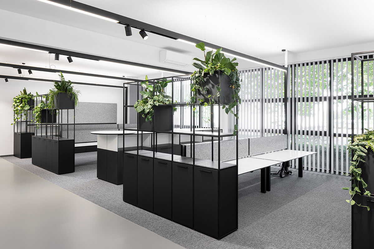 Moderne Büroräumlichkeiten: Display International realisiert innerhalb eines Showroom-Ausbaus ebenso Bürowelten.