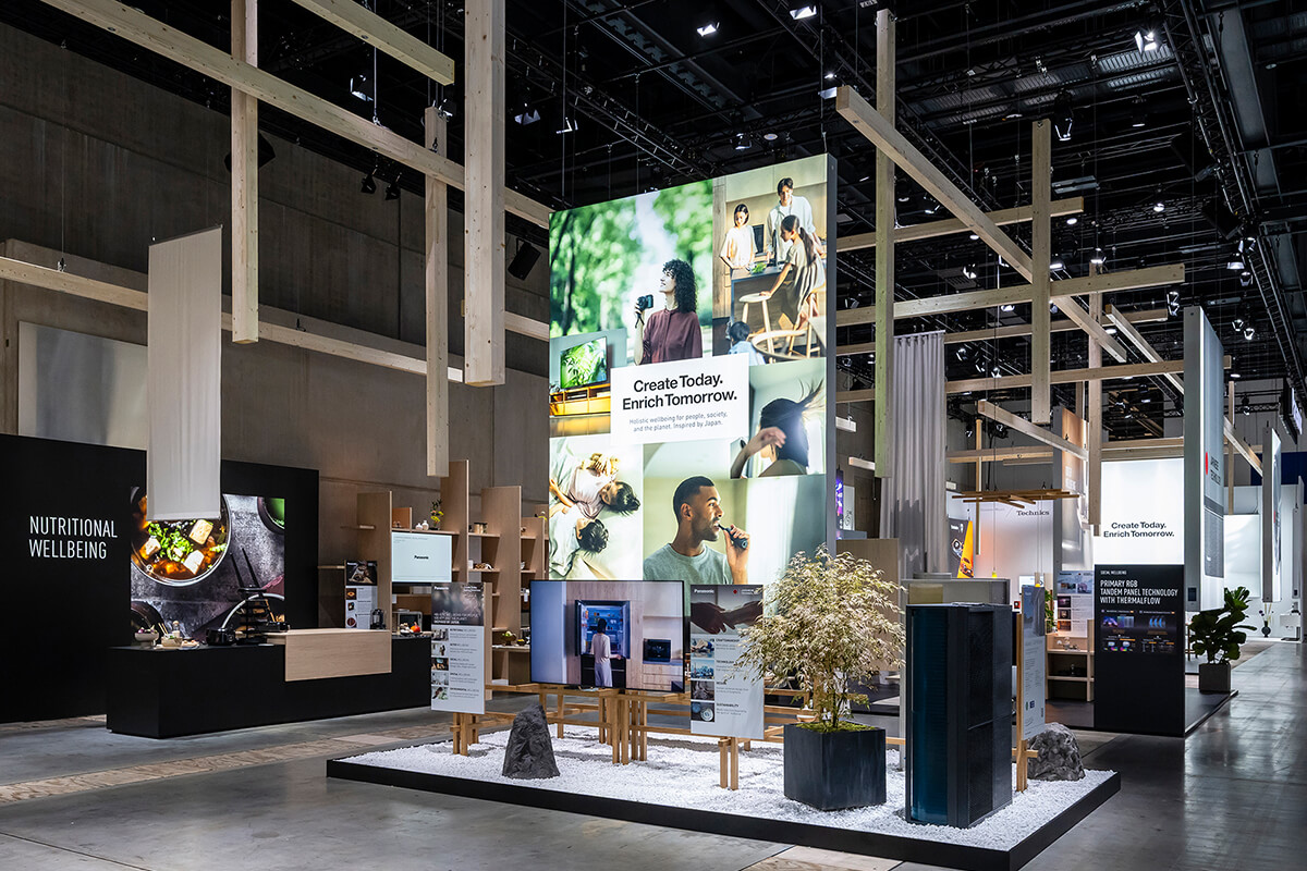 Traditionelle japanische Holzelemente präzise ins moderne Messestand-Design von Panasonic integriert.
