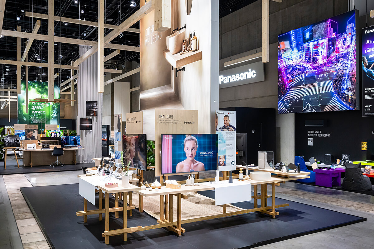 Nachhaltiges Messestand-Design: Podeste statt Bodenaufbau und natürliche Materialien bei Panasonic auf der IFA 2025.