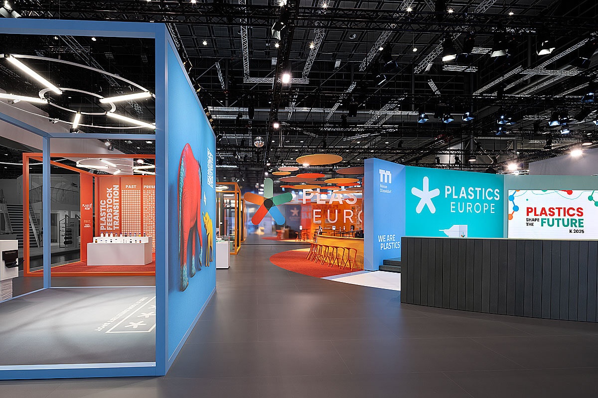 Messedesign trifft Verantwortung – der Messebau von Display International für Plastics Europe auf der K in Düsseldorf.