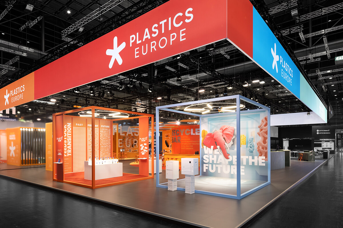 Detailverliebter Messebau mit nachhaltigen Materialien: Plastics Europe auf der K in Düsseldorf setzt Maßstäbe im modernen Messedesign.