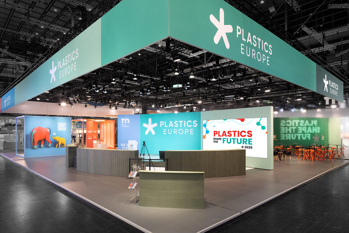 Innovativer Messebau für Plastics Europe auf der K in Düsseldorf – ein Messedesign, das Nachhaltigkeit und Markenidentität vereint.