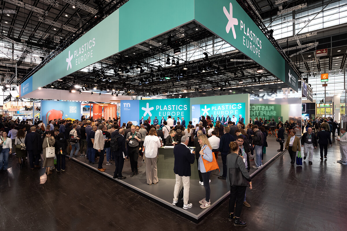 K in Düsseldorf: Der Messestand von Plastics Europe überzeugt durch nachhaltiges Design, hochwertige Materialien und klare Formsprache.