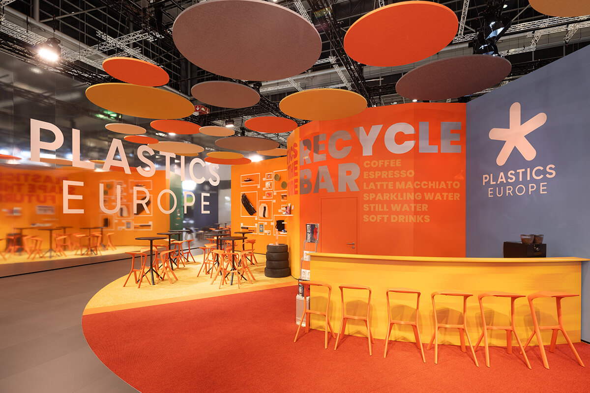 Display International realisierte für Plastics Europe auf der K in Düsseldorf einen Messebau, der Zukunft und Umweltbewusstsein verbindet.