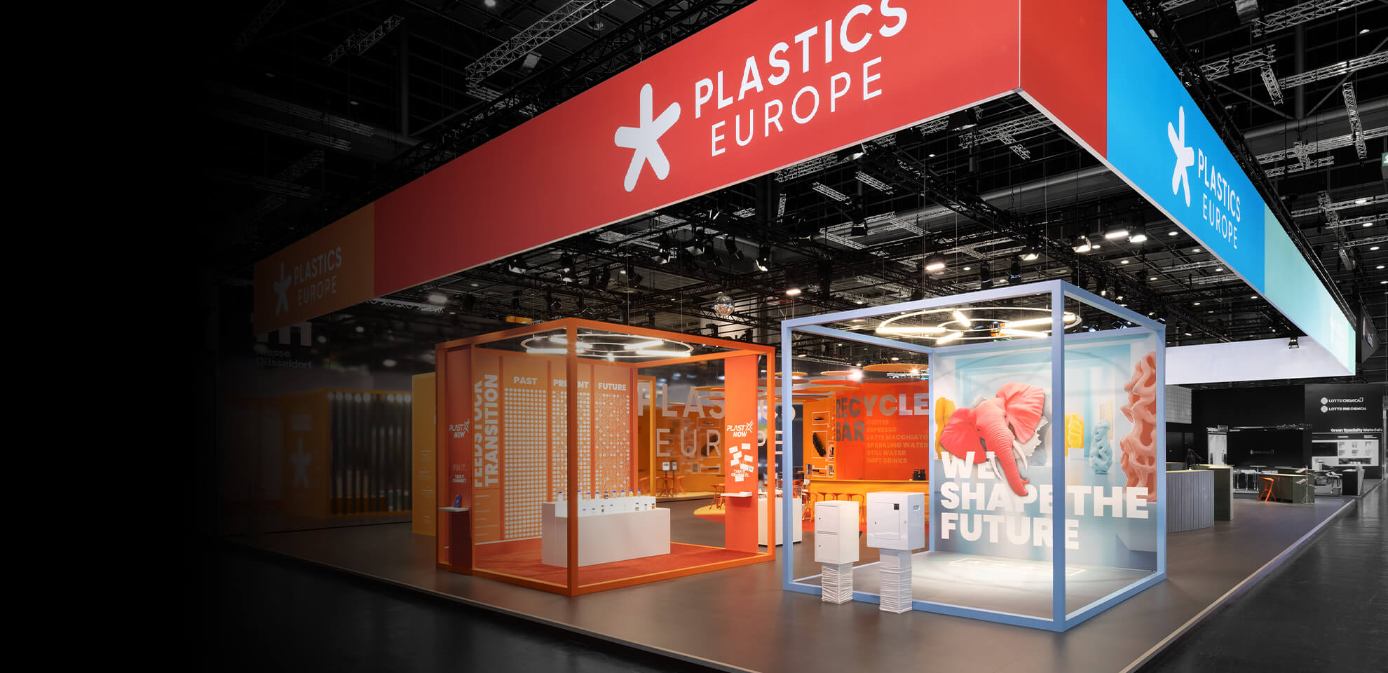 Der Messestand von Plastics Europe auf der K in Düsseldorf zeigt, wie präziser Messebau und nachhaltiges Design perfekt harmonieren.